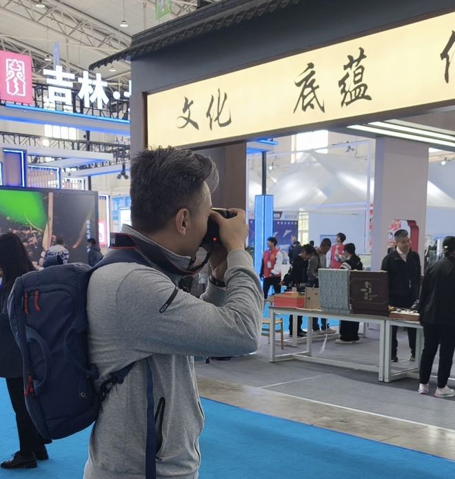 码KOL探展团解锁东北书博会不朽情缘正版红人解码书香密(图2)