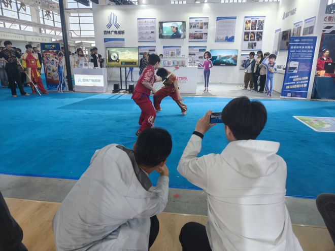 码KOL探展团解锁东北书博会不朽情缘正版红人解码书香密(图4)